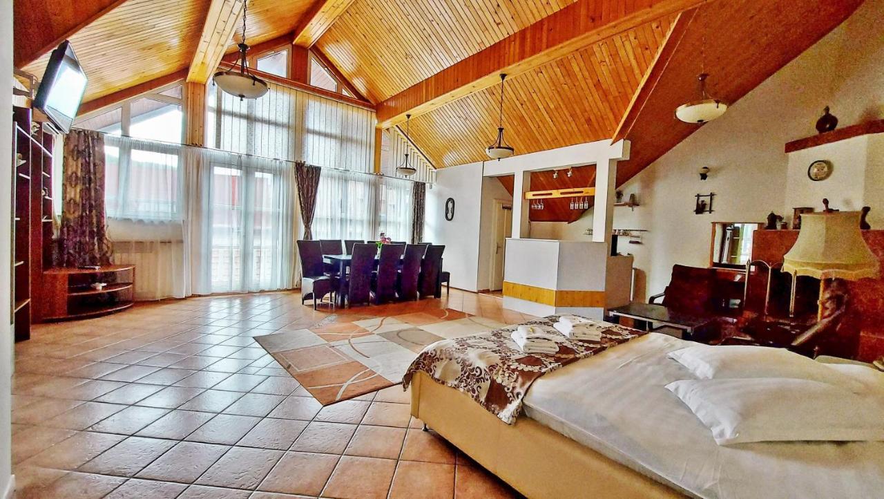 ホテル Casa Giulia Băile Olăneşti エクステリア 写真